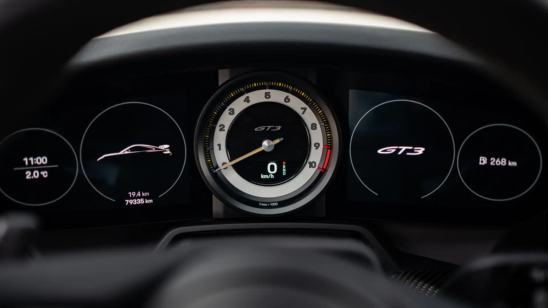 The speedometer of our Porsche 992 GT3 in Nato Olive.